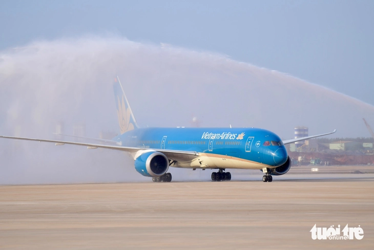 MÁY BAY BOEING 787 ĐÃ HẠ CÁNH